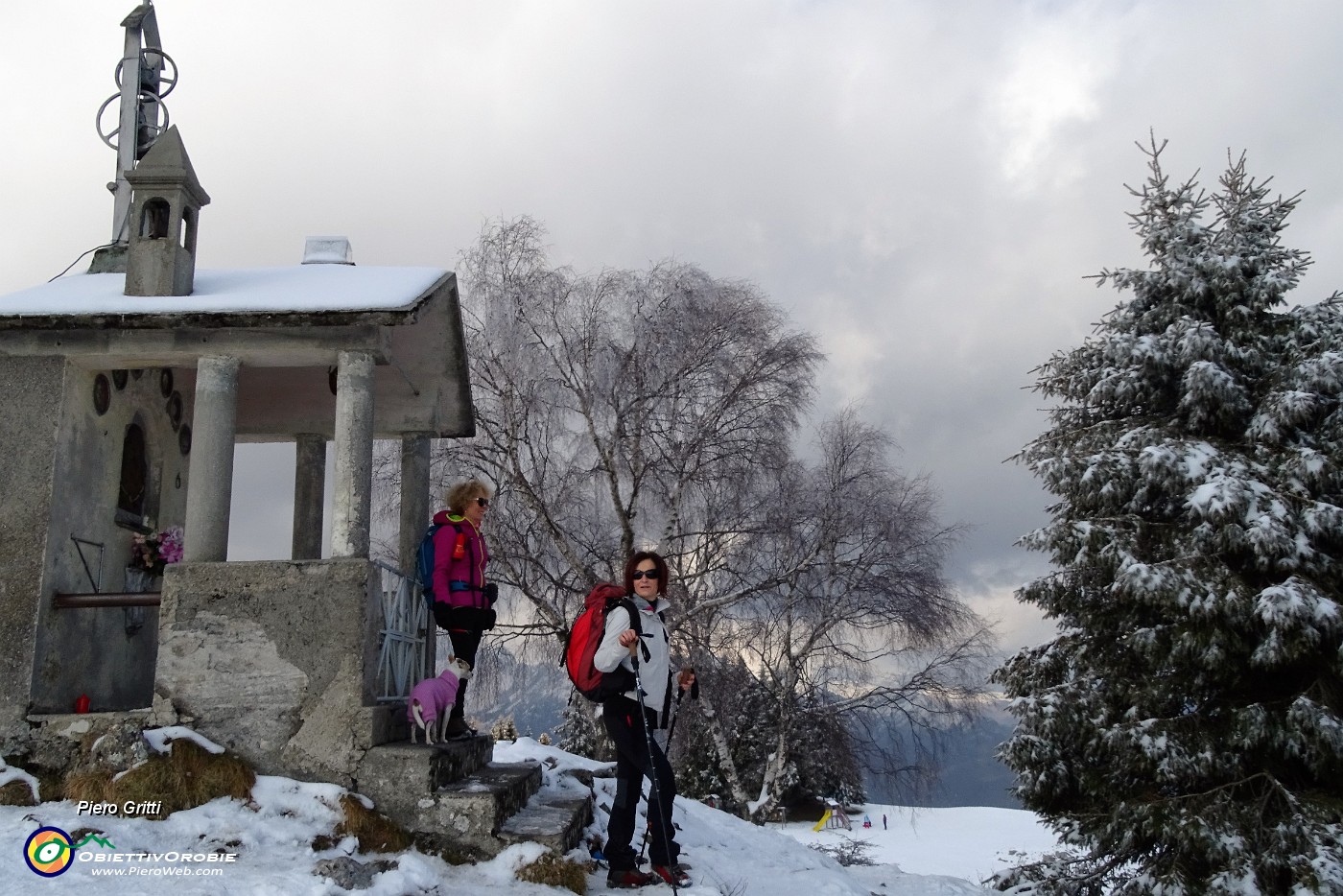 42 Alla cappelletta di vetta del Monte Poieto (1360 m).JPG